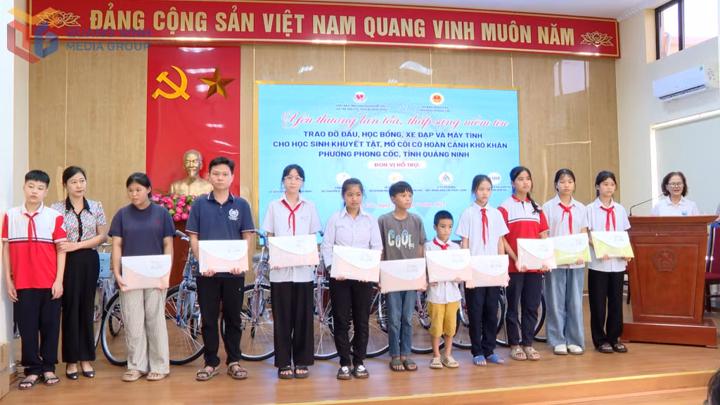 Công ty CP Giáo dục Hướng Dương trao tặng 10 phần mềm hỗ trợ học tập và vở viết cho 10 học sinh có hoàn cảnh khó khăn.