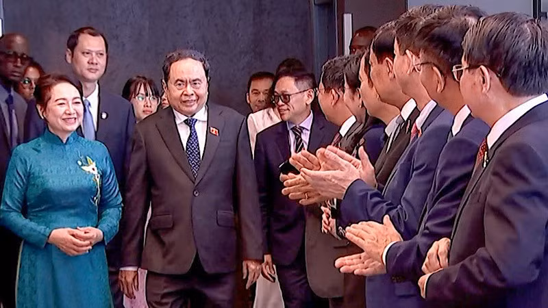 Chủ tịch Quốc hội Trần Thanh Mẫn cùng Phu nhân Nguyễn Thị Thanh Nga và Đoàn đại biểu cấp cao Việt Nam gặp mặt cán bộ Đại sứ quán, đại diện cộng đồng người Việt tại Senegal. (Ảnh: TTXVN)