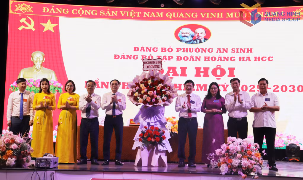 Đảng ủy phường An Sinh tặng hoa chúc mừng đại hội. 