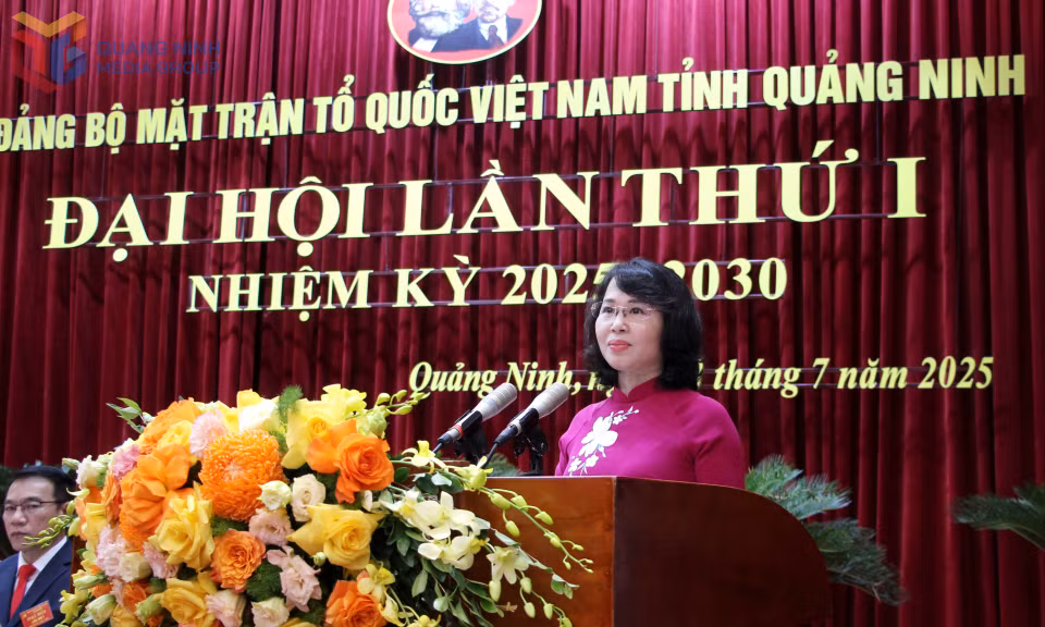 Đồng chí Trịnh Thị Minh Thanh, Phó Bí thư Thường trực Tỉnh ủy, Chủ tịch HĐND tỉnh, Bí thư Đảng ủy các cơ quan Đảng tỉnh, phát biểu chỉ đạo đại hội.