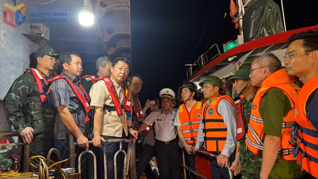 Phó Thủ tướng Chính phủ yêu cầu các lực lượng khẩn trương tìm kiếm các nạn nhân; đảm bảo an toàn cho lực lượng cứu hộ về ánh sáng, phương tiện, trang thiết bị cứu hộ...