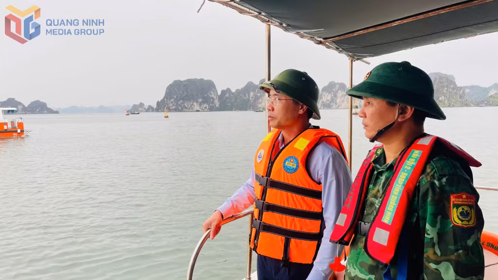 Đồng chí Phạm Đức Ấn, Phó Bí thư Tỉnh ủy, Chủ tịch UBND tỉnh, có mặt tại hiện trường để chỉ đạo trực tiếp công tác cứu hộ, đảm bảo an toàn cho du khách và thuyền viên.