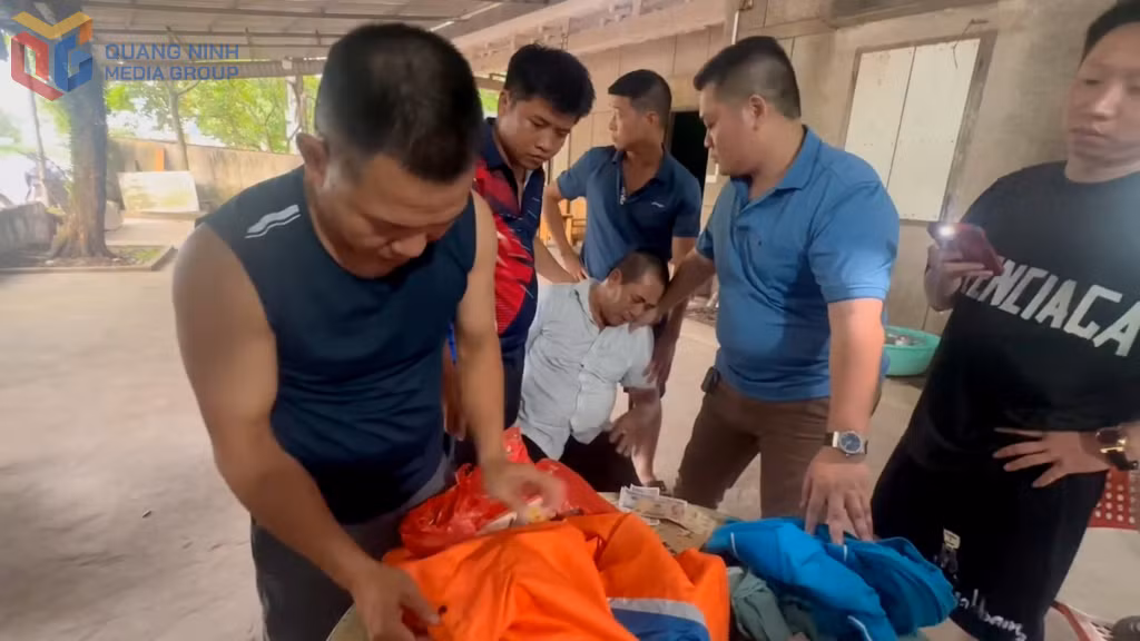 Phòng CSGT (Công an tỉnh) phối hợp với Công an phường Móng Cái 3 bắt giữ đối tượng khi y về đến nhà riêng.