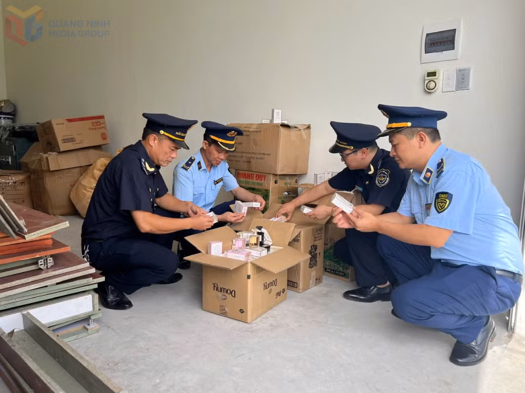 Cán bộ Hải quan Cửa khẩu Cảng Cẩm Phả và Đội Quản lý thị trường số 3 kiểm tra hàng hóa bị bắt giữ.