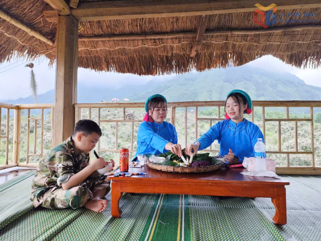 Du khách trải nghiệm dịch vụ thuê trang phục, thưởng thức ẩm thực bản địa tại mô hình du lịch của chị Sần Móc Lộc (xã Hải Sơn).