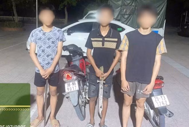 Công an phát hiện, thu giữ hung khí của 3 thanh niên này. Ảnh: Công an Hà Tĩnh.