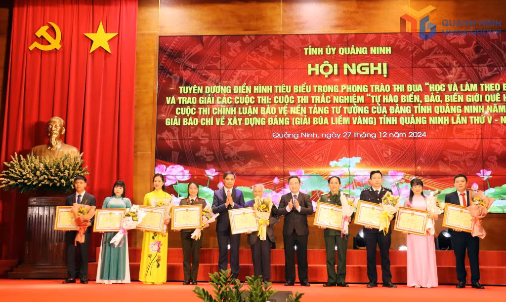 Các cá nhân điển hình trong phong trào thi đua "Học và làm theo Bác" trên địa bàn tỉnh Quảng Ninh năm 2023 được trao tặng bằng khen của Chủ tịch UBND tỉnh. Ảnh: Trúc Linh