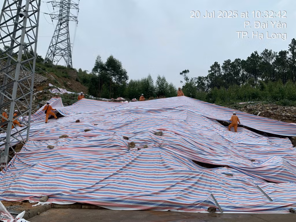 Xí nghiệp Lưới điện cao thế triển khai che phủ bạt vị trí xung yếu, giảm thiểu nguy cơ sạt lở TBA 110kV Yên Cư.