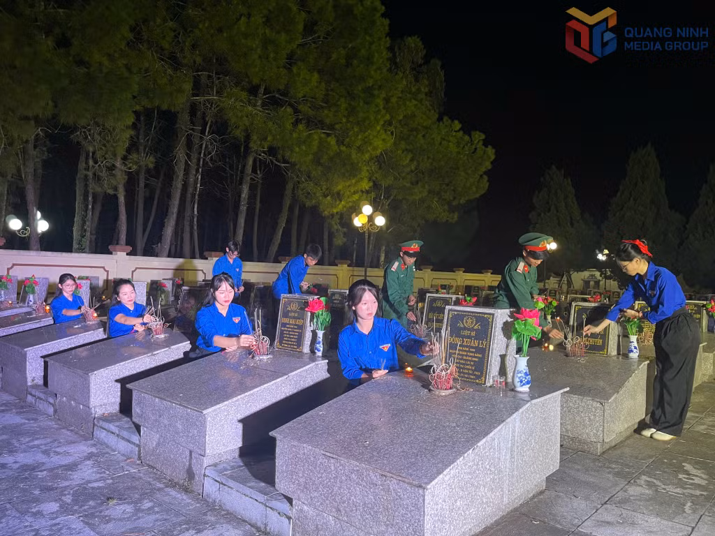 Đoàn viên thanh niên thắp nến và hương trên từng phần mộ của các anh hùng liệt sĩ, bày tỏ lòng biết ơn sâu sắc đối với công lao to lớn của các anh hùng liệt sĩ đã hy sinh vì Tổ quốc.