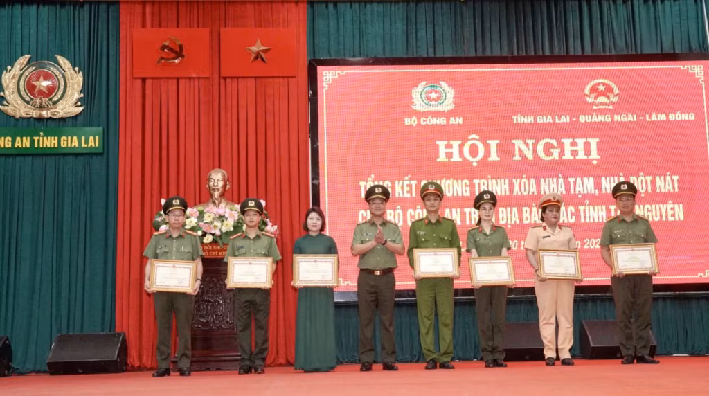Thứ trưởng Bộ Công an Phạm Thế Tùng trao Bằng khen của Bộ trưởng Bộ Công an cho các tập thể về thành tích xuất sắc trong đợt thi đua đặc biệt “Chung tay xóa nhà tạm, nhà dột nát”.