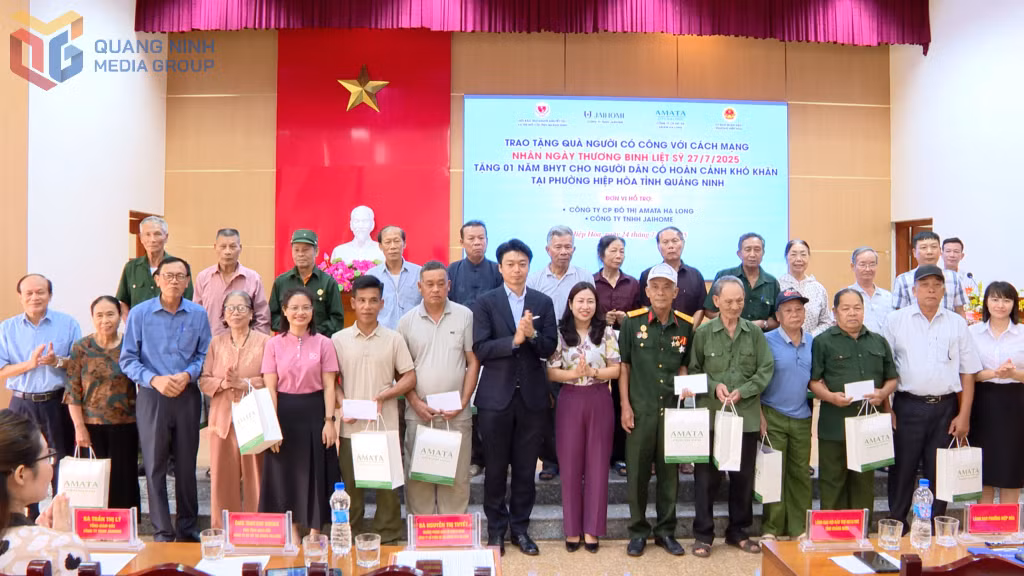 Công ty Cổ phần Đô thị Amata Hạ Long, Công ty TNHH Jaihome tặng quà cho các gia đình người có công trên địa bàn phường Hiệp Hòa.