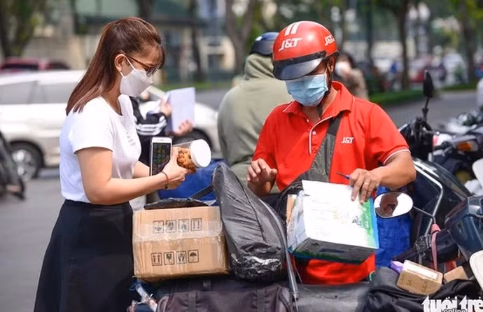 Người dân nhận hàng hóa tại TP.HCM - Ảnh: QUANG ĐỊNH