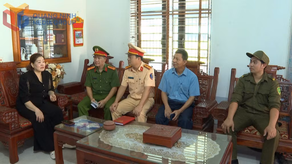 Ông Lê Đình Thi, Bí thư Chi bộ, Trưởng khu Trại Mới B, phường Bình Khê (thứ 2 từ phải sang) cùng CSGT, Công an phường đến nhà dân tuyên truyền Luật Trật tự, ATGT.