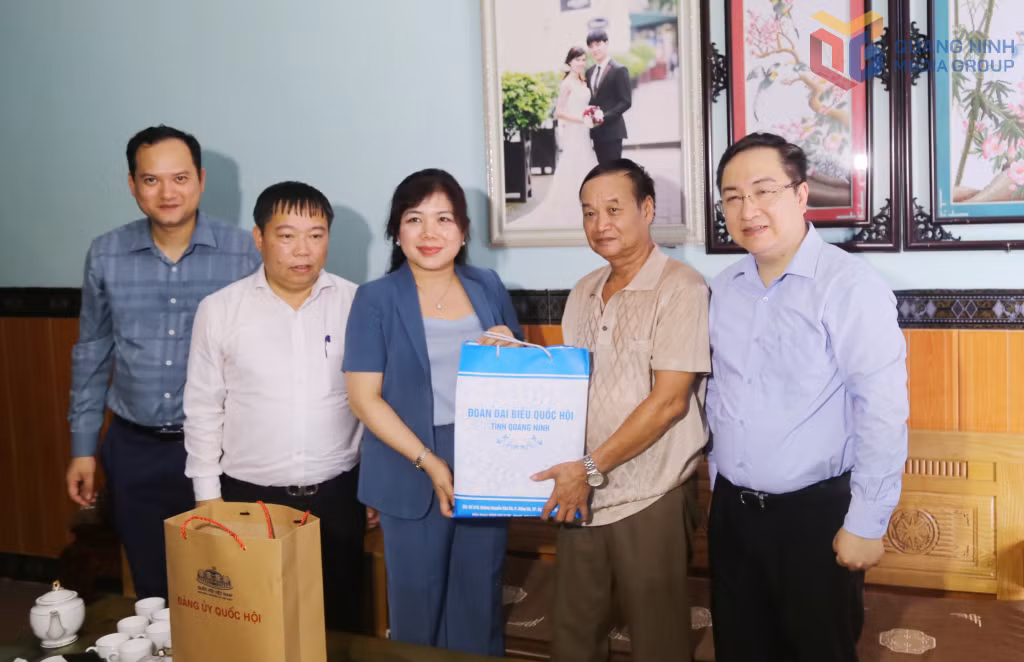 Các đại biểu Quốc hội tỉnh tặng quà bệnh binh Tô Ngọc Đàn, xã Quảng Hà, nhân kỷ niệm 78 năm Ngày Thương binh - Liệt sĩ. Ảnh: Thanh Tùng