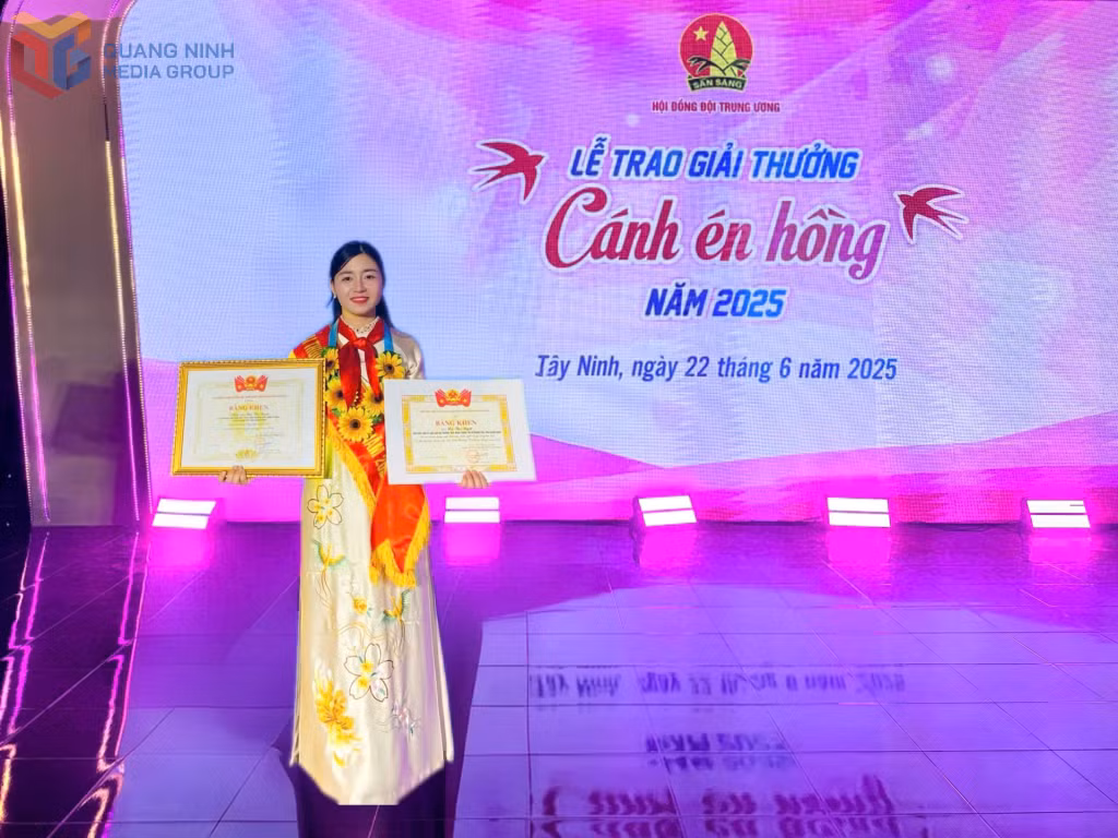 Cô giáo Hà Thị Ngát vinh dự được trao tặng Giải thưởng “Cánh én hồng” năm 2025.