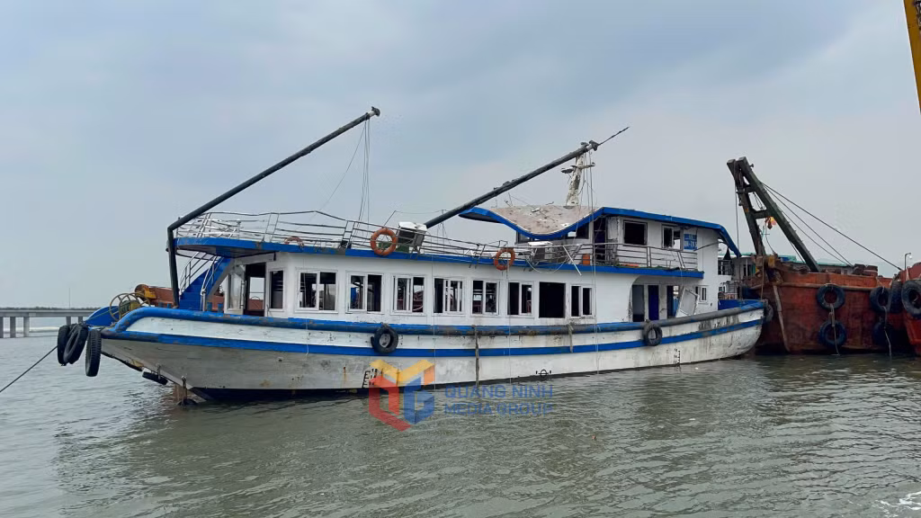 Tàu khách QN-7105 bị nạn được trục vớt đưa về cảng. Ảnh: Hồng Việt