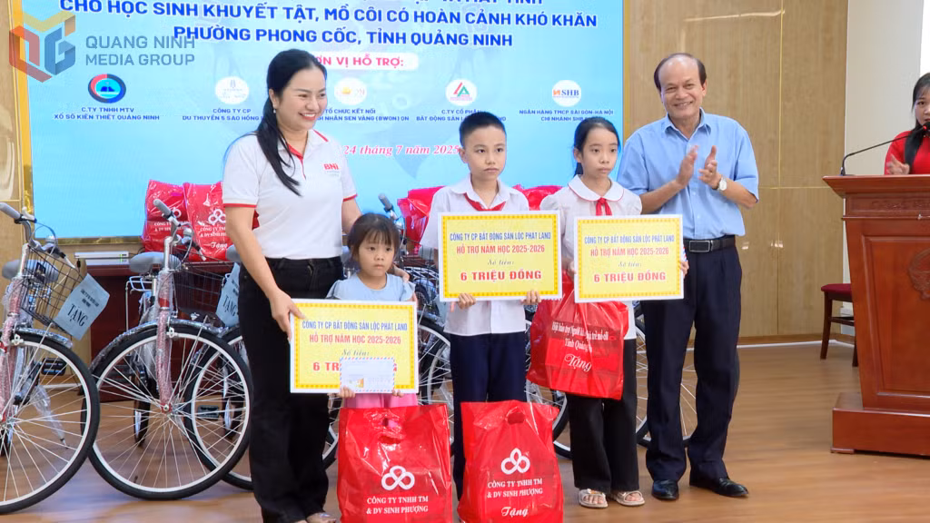 Công ty CP Bất Động sản Lộc Phát Land trao kinh phí đỡ đầu 3 học sinh khuyết tật.