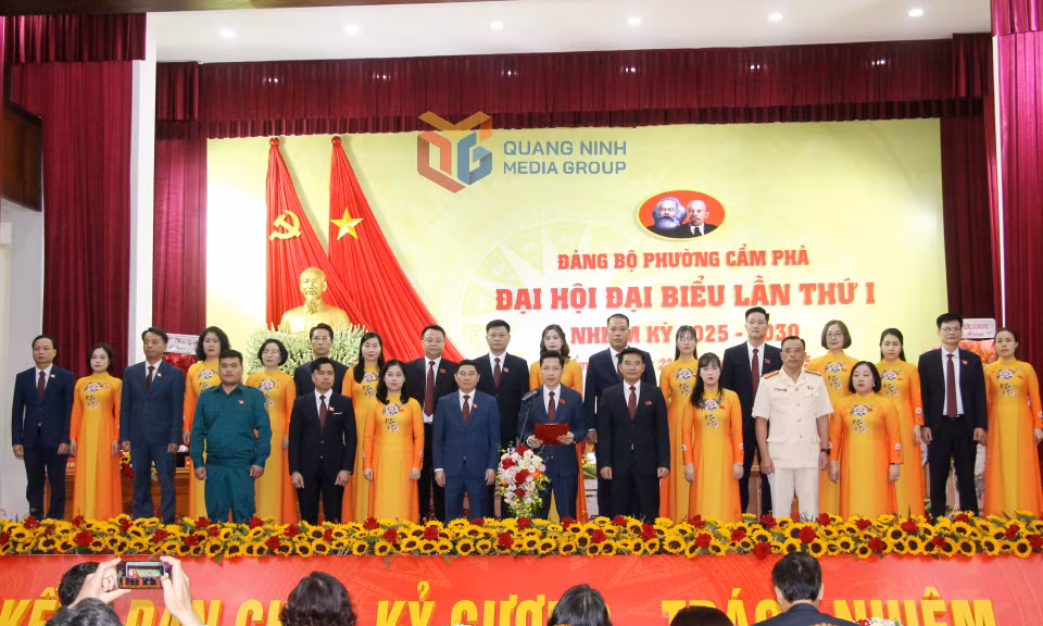 Ban Chấp hành Đảng bộ phường Cẩm Phả lần thứ I, nhiệm kỳ 2025-2030 ra mắt Đại hội.