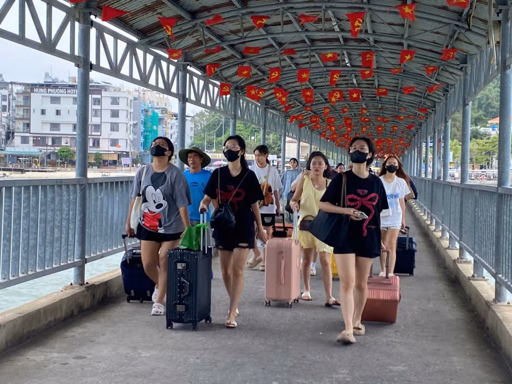 Du khách rời Cô Tô về đất liền.