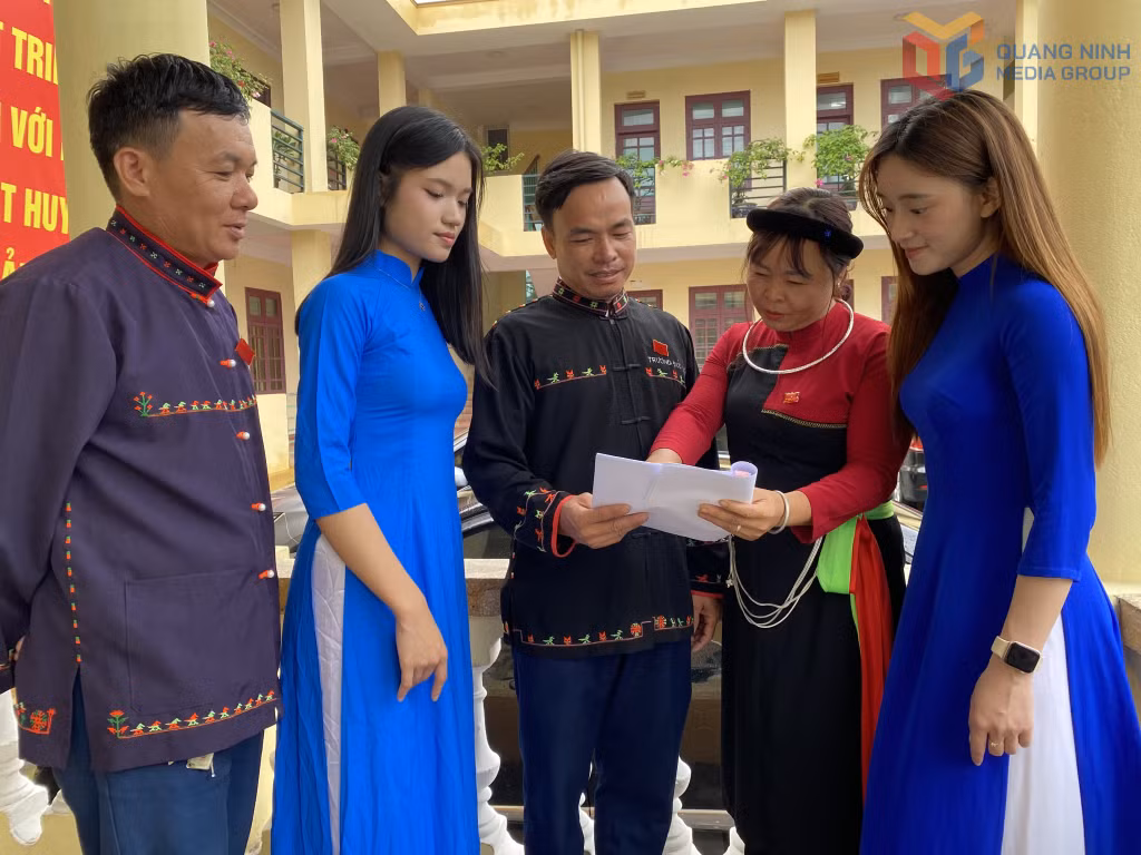 Cán bộ, công chức phường Yên Tử thảo luận về nghị quyết phát triển kinh tế - xã hội thông qua tại Kỳ họp thứ nhất HĐND phường.