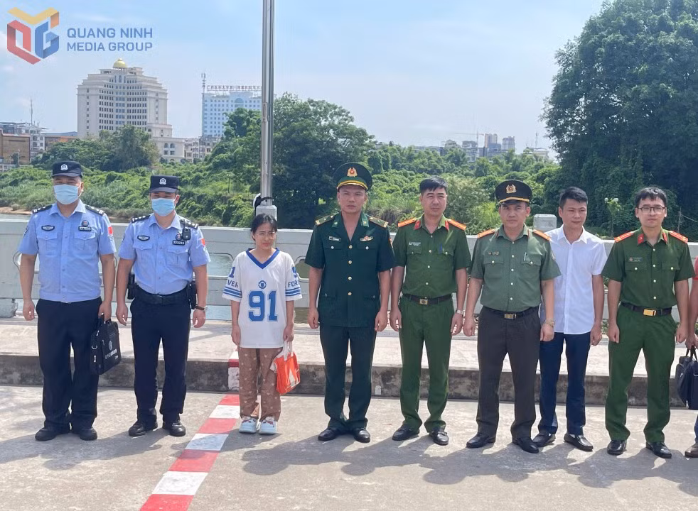 Đối tượng Nguyễn Thị Trang bị bắt giữ tại vạch phân quản cầu Bắc Luân 1 cửa khẩu quốc tế Móng Cái.
