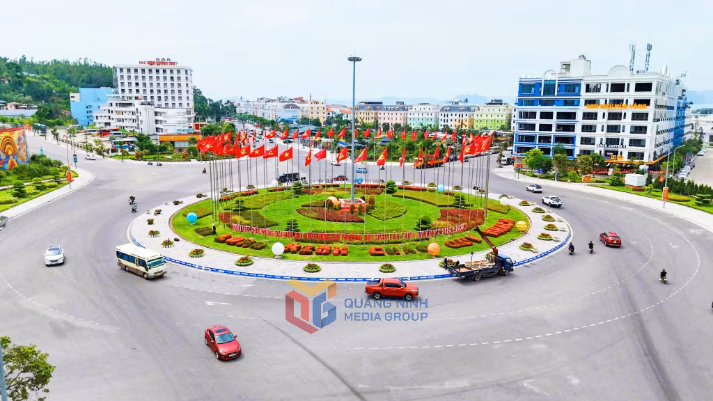 Tuyến đường trung tâm phường Bãi Cháy rực rỡ cờ đỏ sao vàng, cờ Đảng, băng rôn, khẩu hiệu, thể hiện sự đồng bộ, quyết tâm, tin tưởng của cán bộ, đảng viên và nhân dân về Đại hội Đảng bộ địa phương.