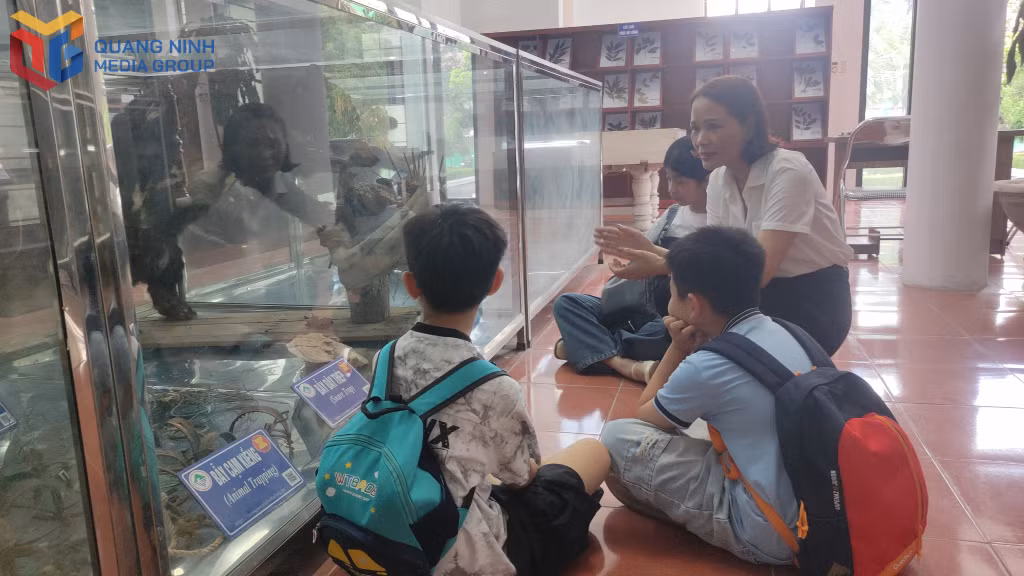 Trẻ em được học để nhận biết các công cụ săn bắt động vật trái phép, qua đó nâng cao ý thực bảo vệ môi trường.