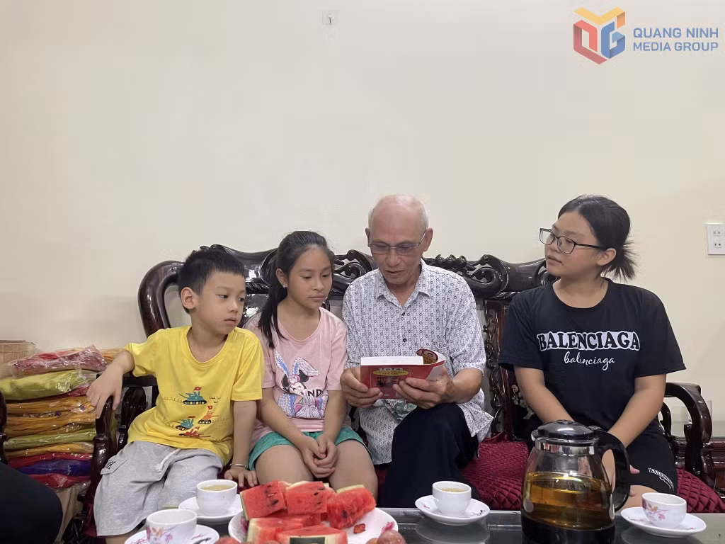 Gia đình ông Nguyễn Minh Hãn khu 1, phường Hà Tu nhiều năm được tuyên dương tích cực tham gia phong trào xây dựng gia đình văn hóa, hạnh phúc. Ảnh: Duy Khoa