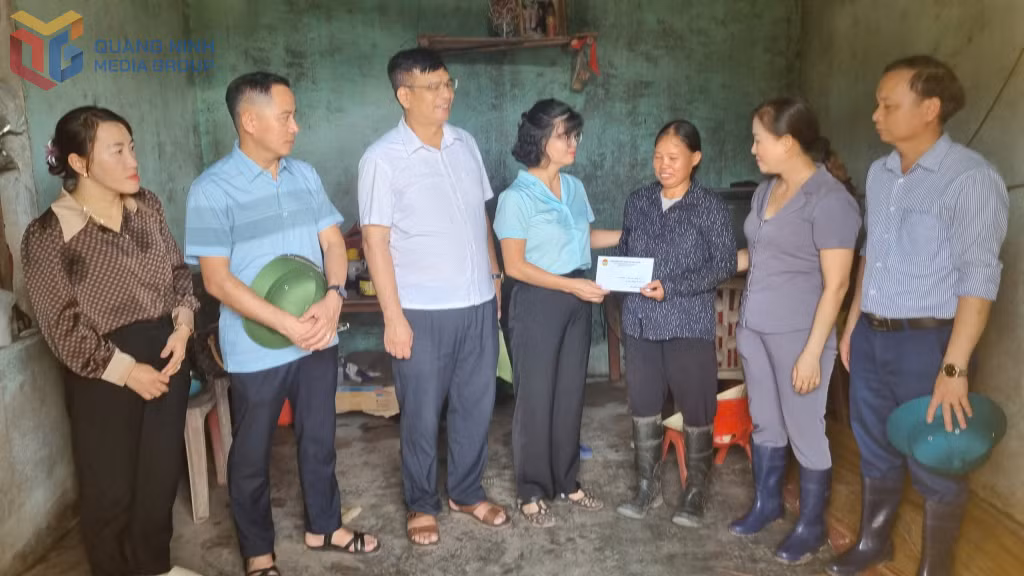 HND tỉnh hỗ trợ hộ hội viên phường Mông Dương bị thiệt hại do bão số 3 năm 2024.