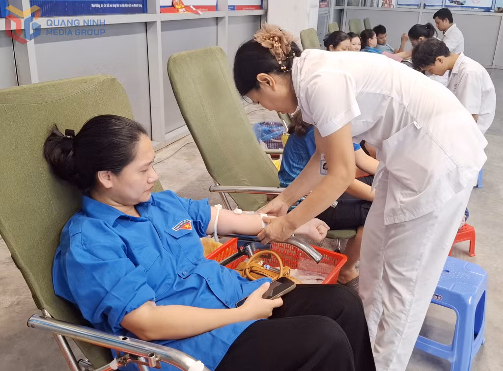 Chị Hoàng Thùy Linh, đoàn thanh niên Trường TH&THCS Minh Khai tham gia chương trình HMTN tại phường Hà Tu tháng 7/2025.