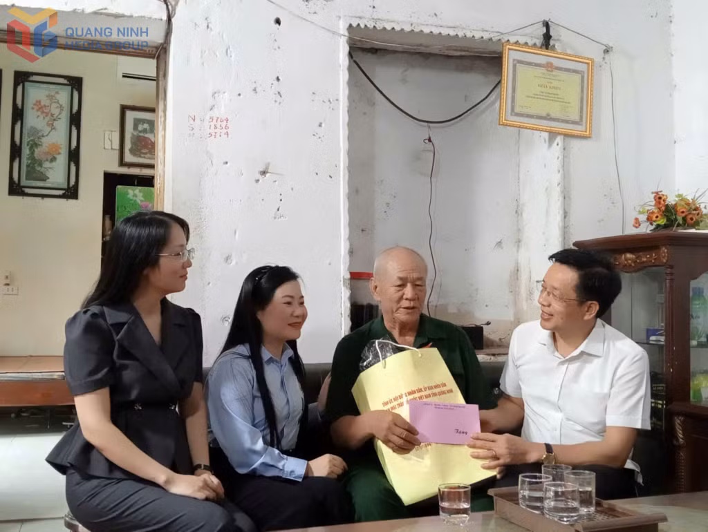 Chủ tịch Ủy ban MTTQ tỉnh thăm, tặng quà ông Lý Thanh Nghiệp, 76 tuổi, xã Hải Lạng.