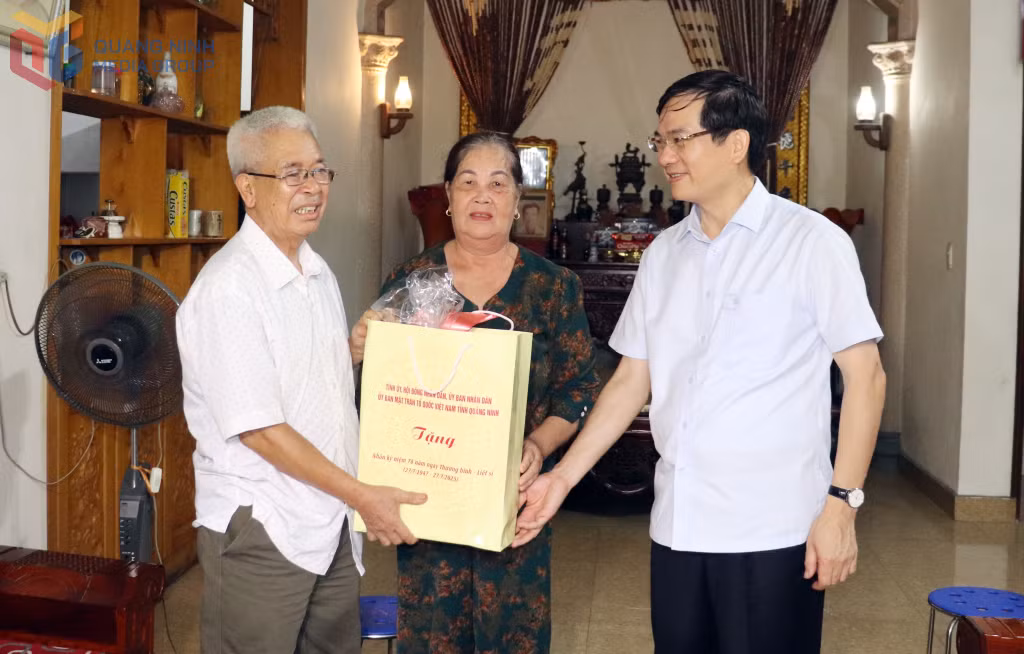&nbsp;Đồng chí Phó Bí thư Tỉnh uỷ thăm, động viên thương binh hạng 1/4 Phùng Đức Thành (khu Cầu Sến, phường Yên Tử).