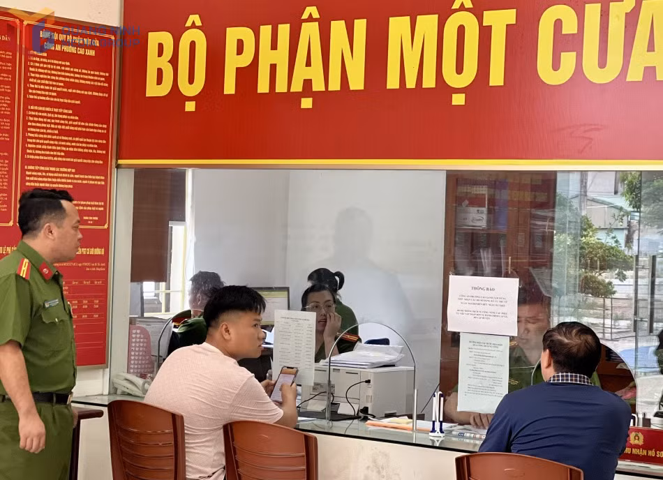 CBCS Công an phường Cao Xanh giải quyết công việc cho người dân.