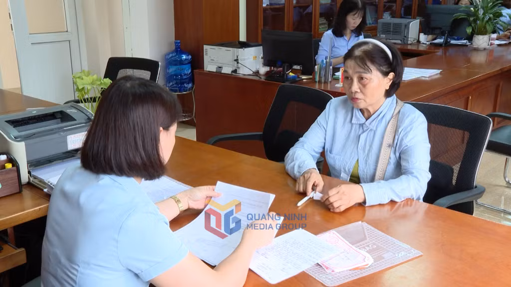 Lần đầu làm thủ tục đất đai ở cấp phường, bà Nguyễn Thị Lý (khu 4, phường Hạ Long) cảm thấy hài lòng và đánh giá cao chuyên môn của cán bộ lĩnh vực kinh tế, hạ tầng.