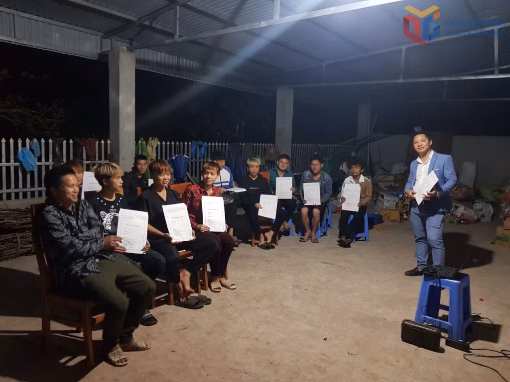 Cán bộ tuyển sinh Trường Cao đẳng Than - Khoáng sản Việt Nam về từng thôn, bản khu vực miền Đông tỉnh Quảng Ninh để tuyển sinh.