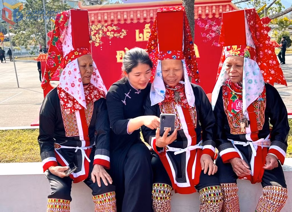 Hiện nay nhiều người dân trên địa bàn xã Lục Hồn đã biết sử dụng điện thoại thông minh để tiếp cận các tiện ích số.