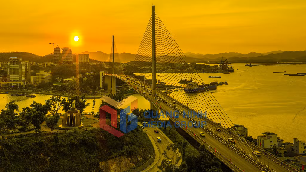 Vẻ đẹp khi nhìn từ cầu Bãi Cháy vào cảng Cái Lân (7-2025). Ảnh: Khánh Giang