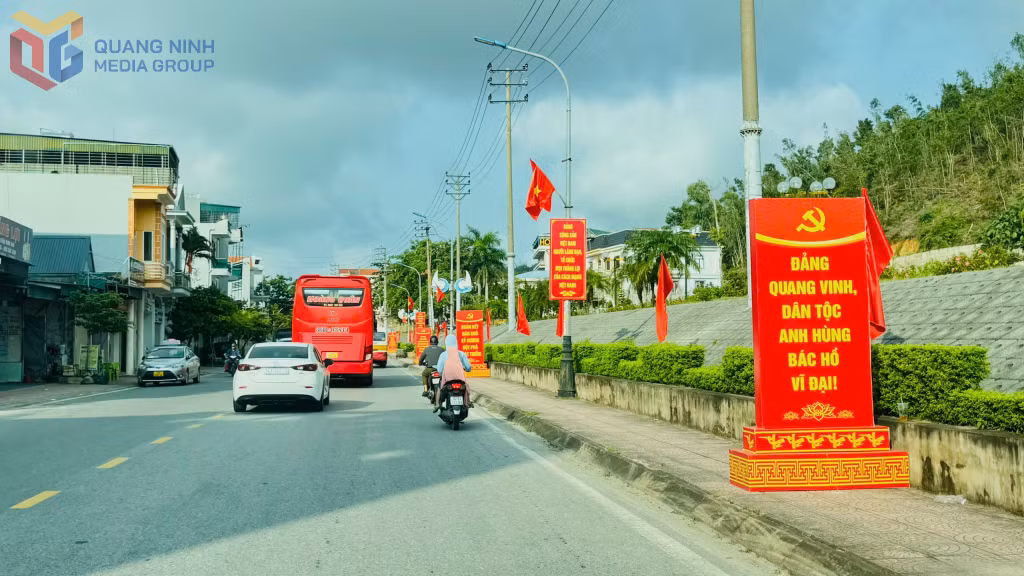 Các tuyến đường phố ở đặc khu Vân Đồn được trang hoàng cờ, pano, áp phích, biểu ngữ chào mừng Đại hội đại biểu Đảng bộ đặc khu Vân Đồn lần thứ I, nhiệm kỳ 2025-2030.
