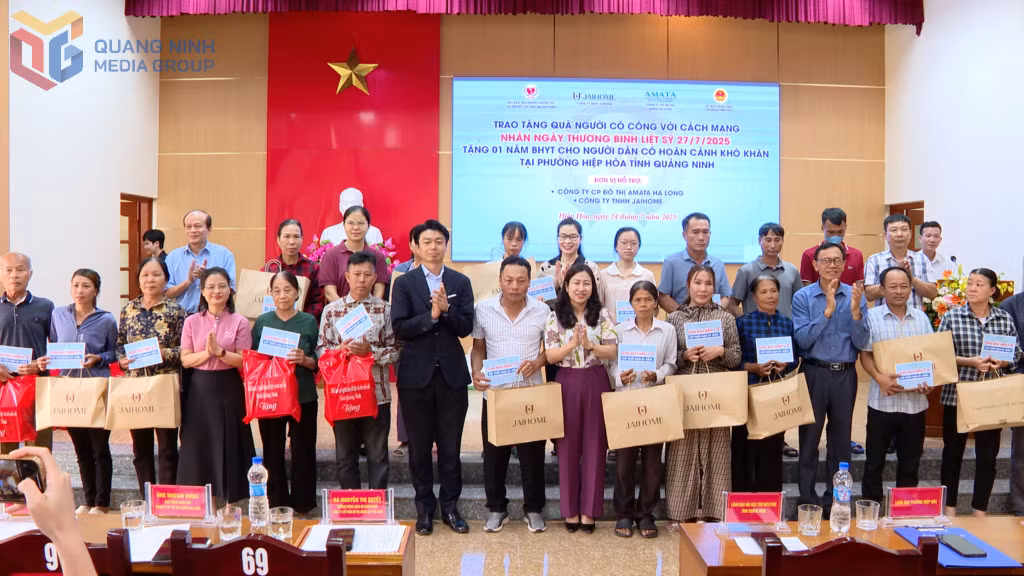 Tặng thẻ BHYT cho các hộ gia đình có hoàn cảnh khó khăn.
