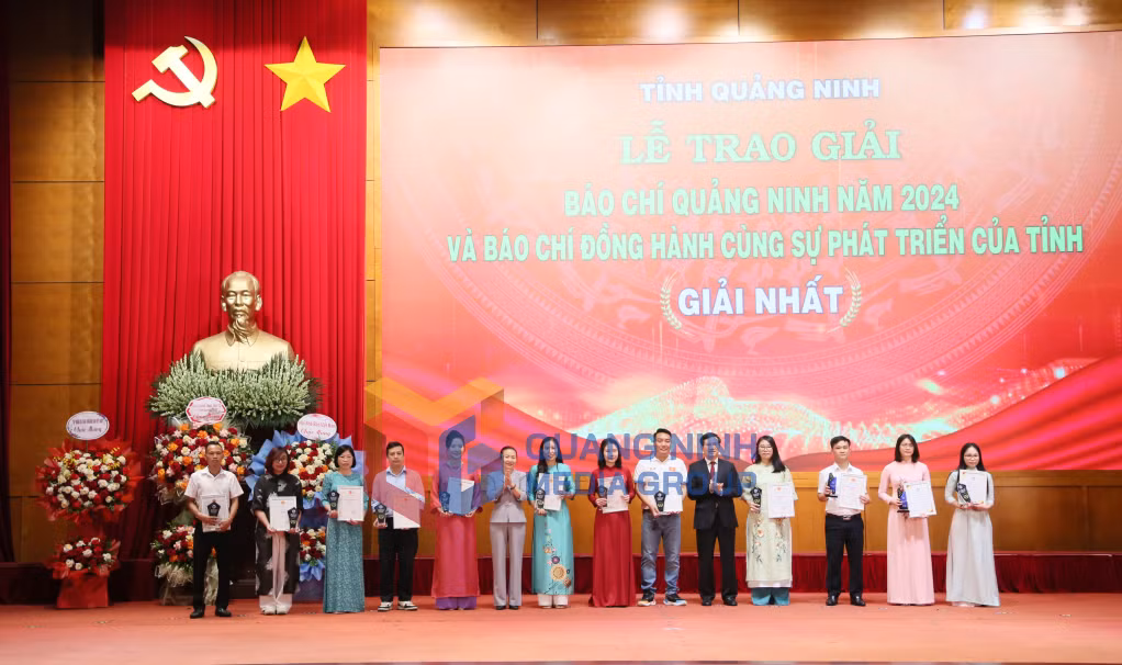 Đồng chí Vũ Quyết Tiến, Phó Bí thư Tỉnh ủy trao giải Nhất cho các tác giả đoạt Giải Báo chí tỉnh năm 2024 và Giải Báo chí đồng hành cùng sự phát triển của tỉnh (7-2025). Ảnh: Minh Hà