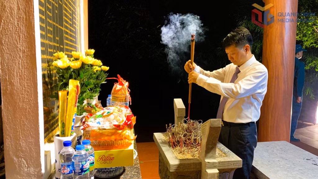 Lãnh đạo phường Móng Cái 1 và nhân dân dâng hương, thắp nến tri ân tại các nghĩa trang, nhà bia tưởng niệm anh hùng liệt sĩ.