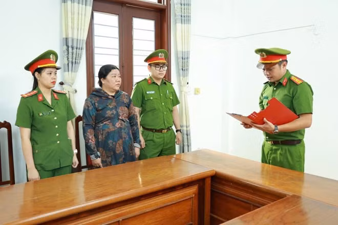 Bà Nguyễn Thị Linh bị bắt tạm giam vì lừa đảo chiếm đoạt tài sản để đánh bạc. Ảnh: Công an Quảng Trị