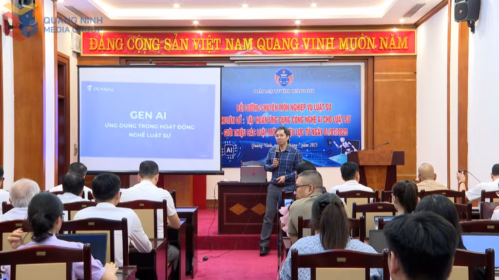 Quang cảnh lớp tập huấn luật sư về ứng dụng công nghệ AI và cập nhật văn bản mới hiệu lực từ ngày 1/7/2025.