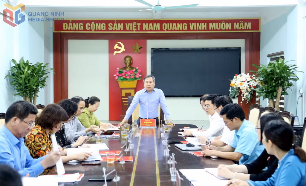 Đồng chí Bí thư Tỉnh ủy, Trưởng Đoàn ĐBQH tỉnh, phát biểu chỉ đạo tại buổi làm việc với Ban Thường vụ Đảng ủy xã Hoành Mô.