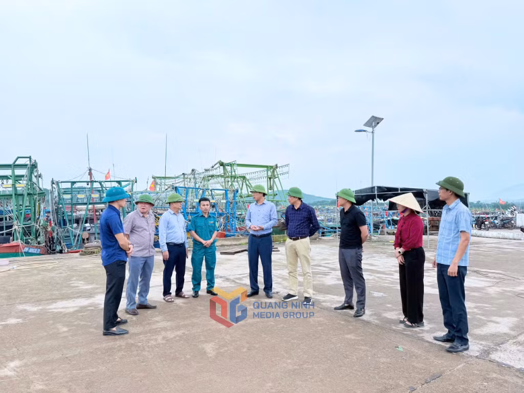 Lãnh đạo xã Đường Hoa kiểm tra tại khu neo đậu tàu thuyền của ngư dân tránh trú bão.