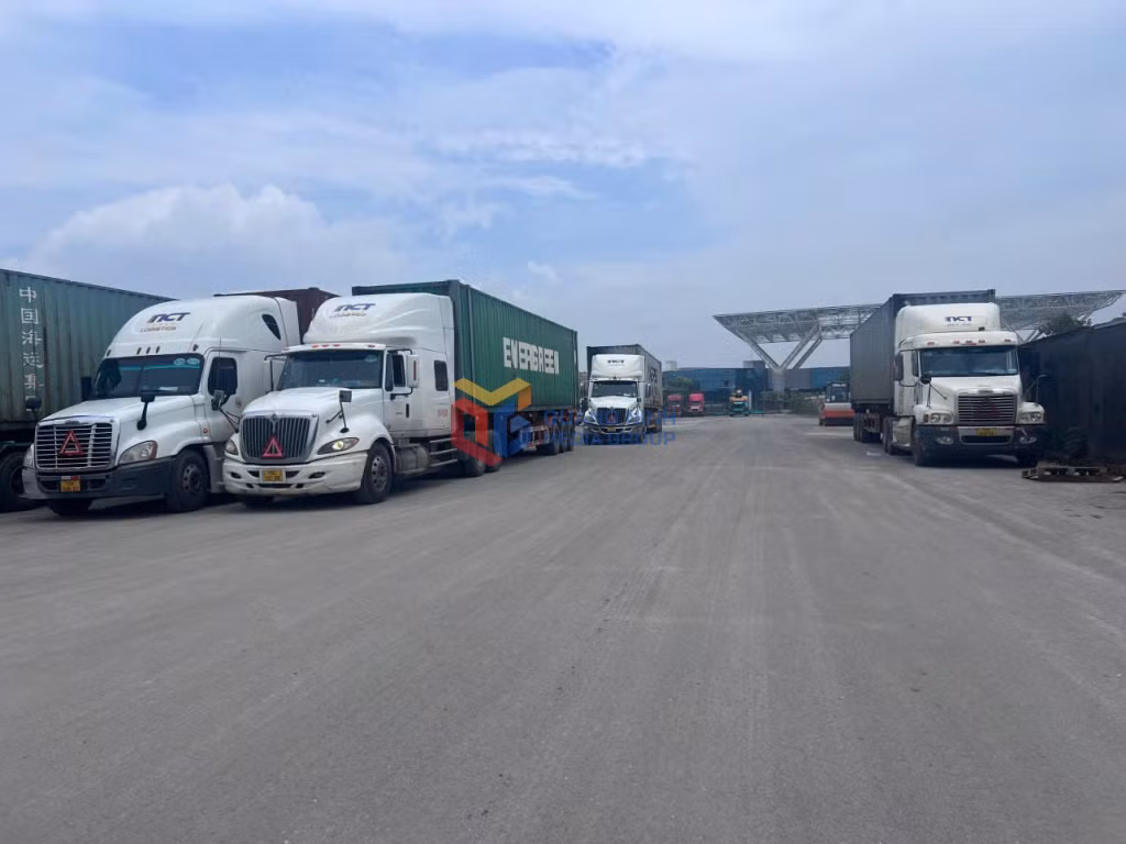 Các container của Công ty CP Thương mại Logistics N.C.T chở hàng hóa xuất khẩu sang Trung Quốc.