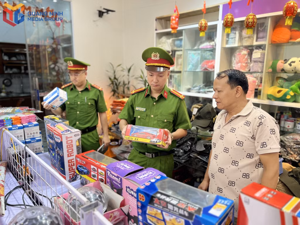 Công an xã Quảng Hà kiểm tra cơ sở kinh doanh có điều kiện trên địa bàn ngày đầu tiên sau sắp xếp đơn vị hành chính cấp xã (1/7).
