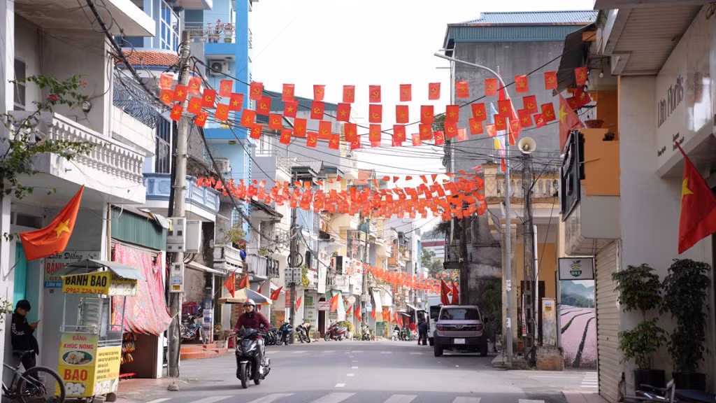 Khắp các tuyến đường từ trung tâm cho tới các thôn, khu phố đều trang hoàng cờ hoa rực rỡ tạo khí thế phấn khởi trong nhân dân hướng về sự kiện chính trị quan trọng của địa phương.