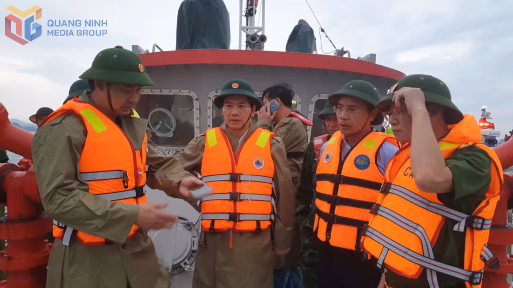 Các đồng chí lãnh đạo tỉnh Quảng Ninh có mặt tại hiện trường chỉ đạo công tác cứu hộ.
