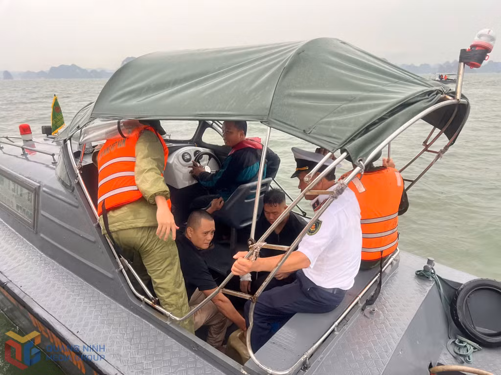Các lực lượng chức năng đưa người bị nạn lên bờ.